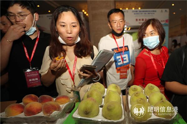 現(xiàn)場品嘗鮮果的采購商 現(xiàn)場品嘗鮮果的采購商