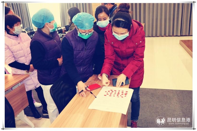 疫情防控初期區(qū)人民醫(yī)院黨員醫(yī)務(wù)人員排隊在請戰(zhàn)書上簽字