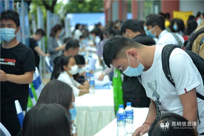 高校畢業(yè)生在招聘會現(xiàn)場