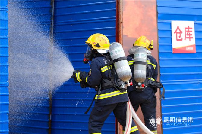 消防員到達現(xiàn)場開展滅火工作