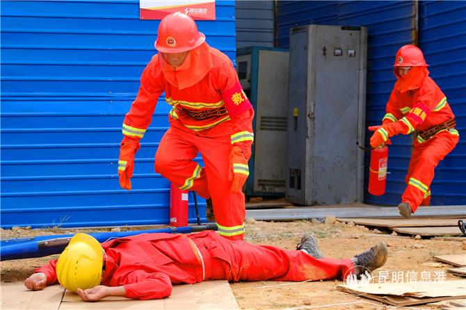 “事故”發(fā)生后，企業(yè)救援隊按預案第一時間開展施救
