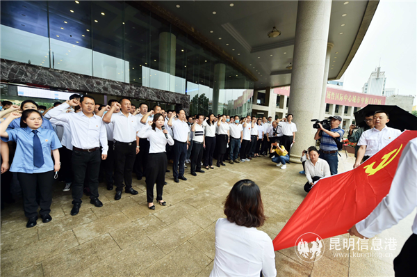 黨員重溫入黨誓詞。昆明日報 記者王俊星攝