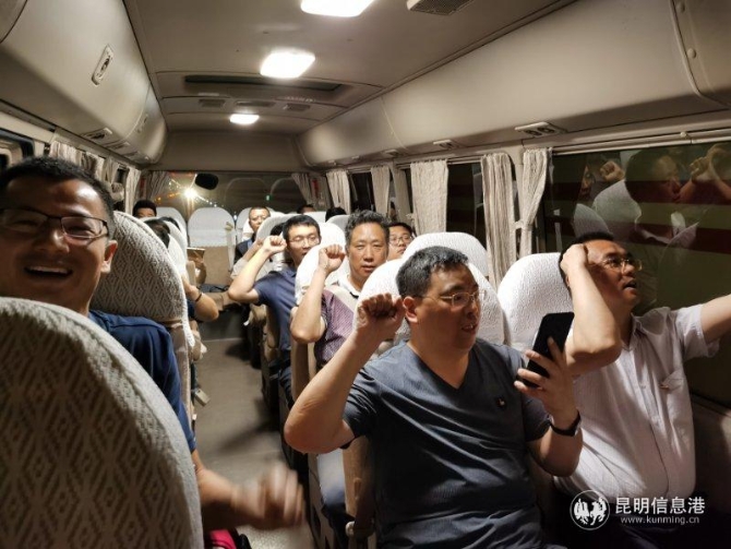 在外的黨員通過天翼云直播系統(tǒng)同步參加活動(dòng) 在外的黨員通過天翼云直播系統(tǒng)同步參加活動(dòng)