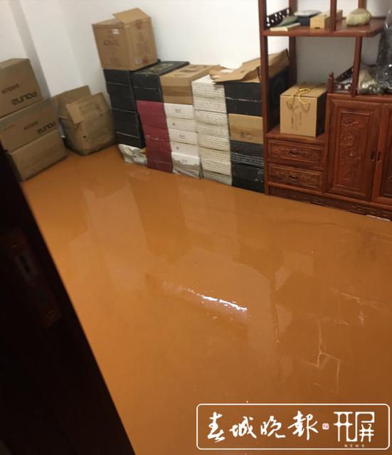 山上沖下泥石流，果林湖畔小區(qū)30多住戶家中被淹