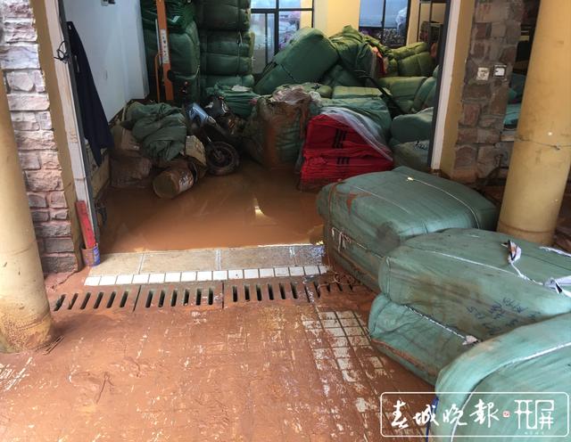 山上沖下泥石流，果林湖畔小區(qū)30多住戶家中被淹