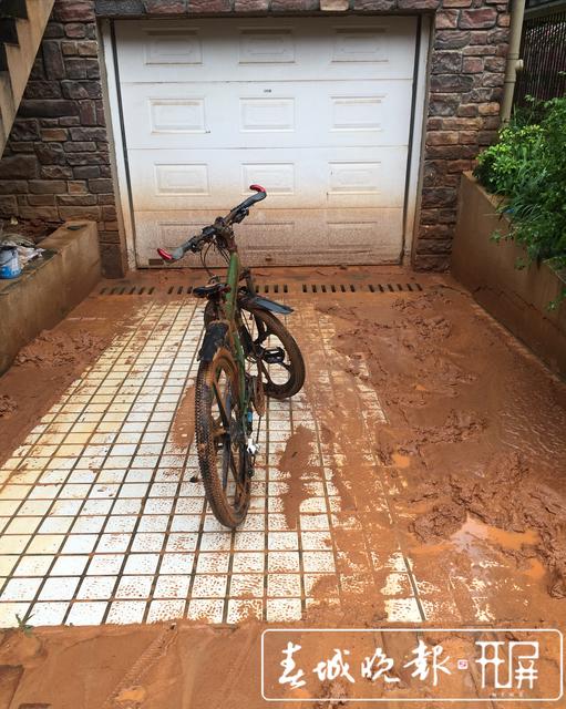 山上沖下泥石流，果林湖畔小區(qū)30多住戶家中被淹