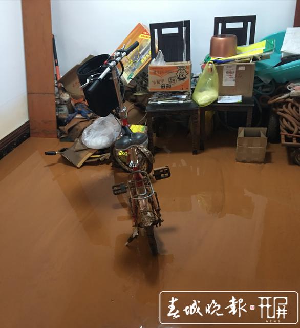 山上沖下泥石流，果林湖畔小區(qū)30多住戶家中被淹