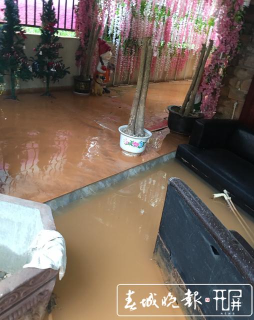 山上沖下泥石流，果林湖畔小區(qū)30多住戶家中被淹
