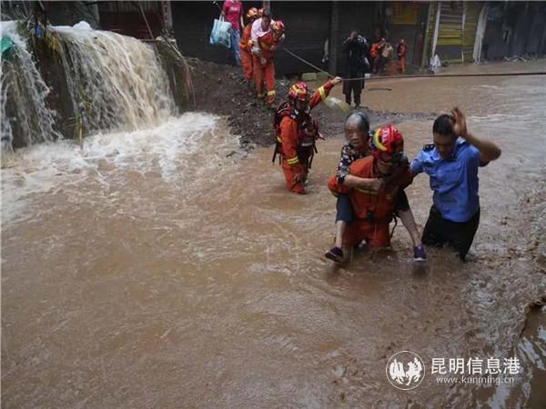 緊急疏散被困老幼和癱瘓老人