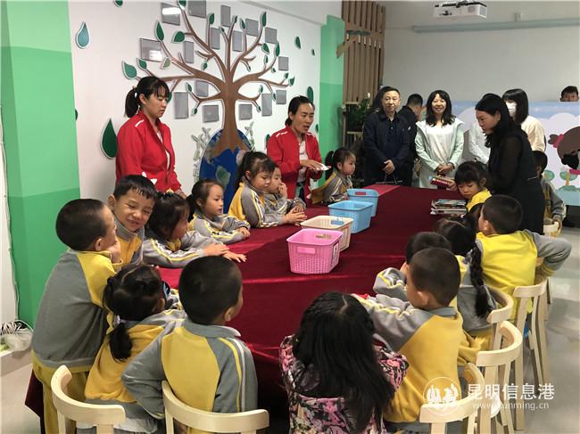 小朋友們學(xué)習(xí)垃圾如何分類 小朋友們學(xué)習(xí)垃圾如何分類