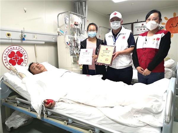 云南省第221例造血干細(xì)胞捐獻(xiàn)者楊先生正在采集