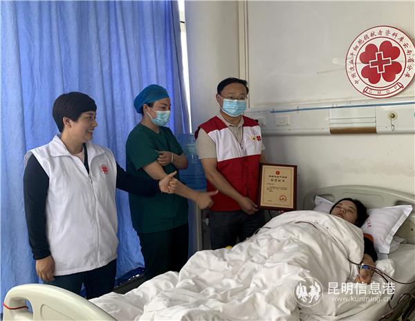 云南省第210例造血干細胞捐獻者小雷正在采集