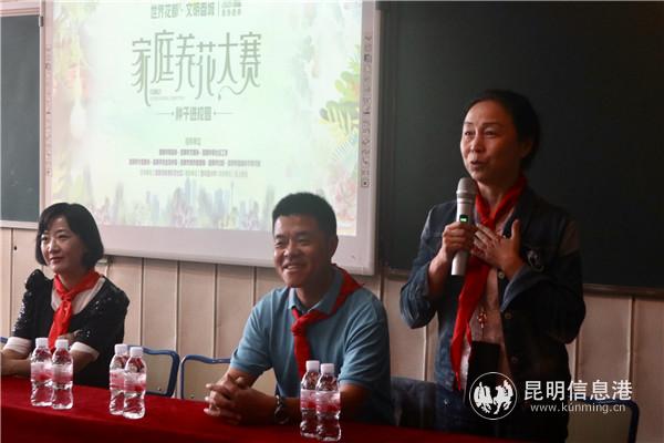 張英（右一）分享種子小科普