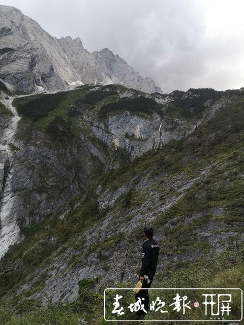倆小伙私自攀爬玉龍雪山被困3小時(shí)后被民警從崖壁救下