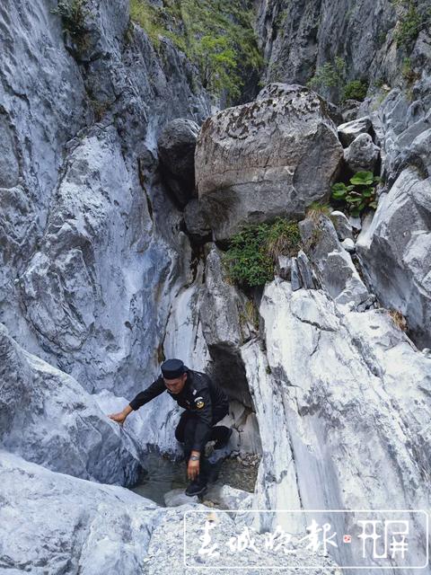 倆小伙私自攀爬玉龍雪山被困3小時(shí)后被民警從崖壁救下