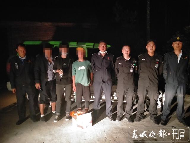 倆小伙私自攀爬玉龍雪山被困3小時(shí)后被民警從崖壁救下