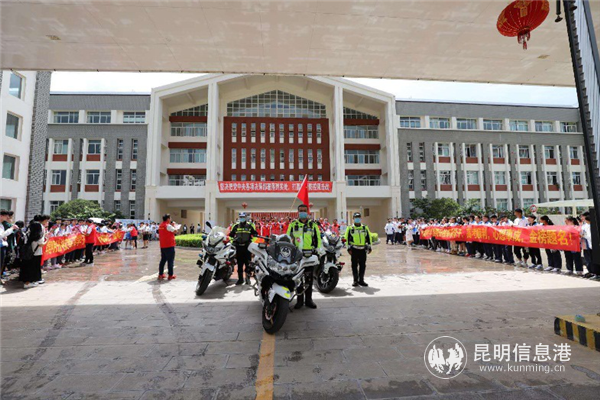 昆明市交警支隊十大隊隊員 許雁祥 攝 昆明市交警支隊十大隊隊員 許雁祥 攝