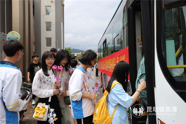 高考考生陸續(xù)上公交 許雁祥 攝 高考考生陸續(xù)上公交 許雁祥 攝