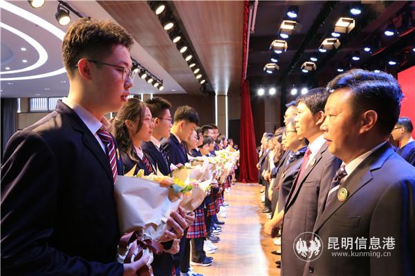 5 學(xué)生向教師獻(xiàn)花