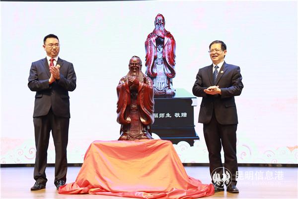 6 高三向?qū)W校敬贈紀(jì)念品