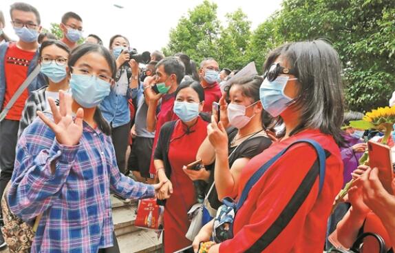 在云大附中考點(diǎn)，結(jié)束考試的考生走出考場(chǎng)。本報(bào)記者 楊崢 周燦 攝