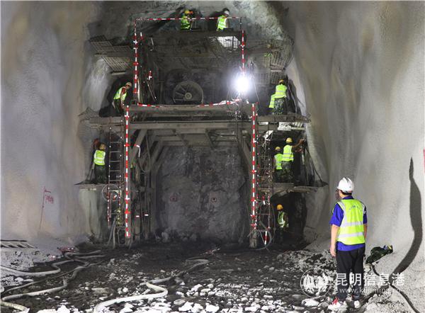 紅豆山隧道挖掘現(xiàn)場(chǎng)。圖片由通訊員周永勃 王一翔  楊華 供圖