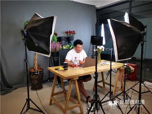 布局直播、短視頻的海外市場(chǎng)，園區(qū)一期投資設(shè)立了11個(gè)專業(yè)直播間。