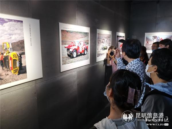 3.楊東萍向觀眾講解攝影背后的故事 林堅(jiān)攝 3.楊東萍向觀眾講解攝影背后的故事 林堅(jiān)攝