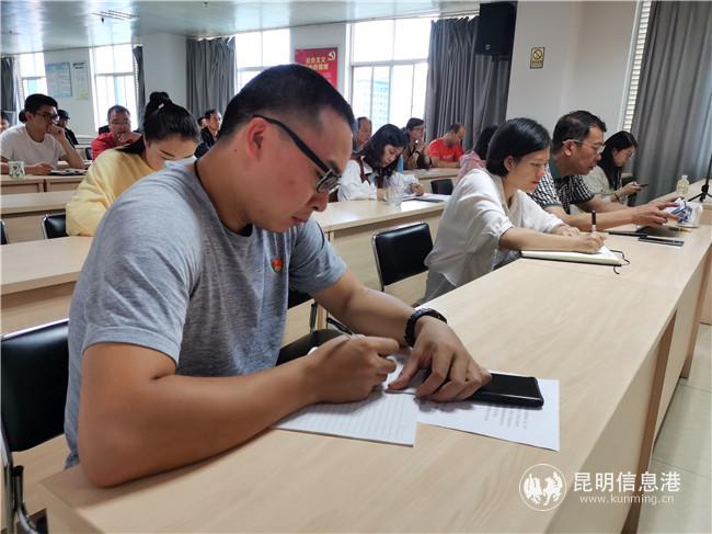 學(xué)院認(rèn)真聽講2