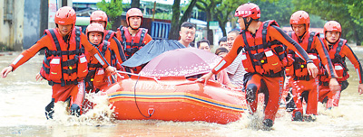 7月9日，福建南平武夷山市出現(xiàn)強(qiáng)降雨，城區(qū)多處積水嚴(yán)重，消防部門立即組織救援力量，轉(zhuǎn)移疏散被困群眾。