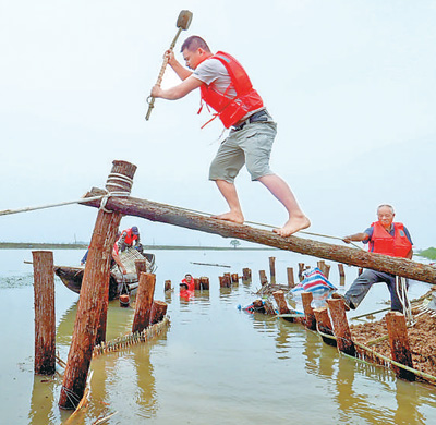 7月10日9時(shí)，安徽宣城市郎溪縣飛鯉鎮(zhèn)躍進(jìn)圩南大堤防汛人員在巡堤過程中發(fā)現(xiàn)一處管涌，采取措施迅速處理，確保大堤安全。