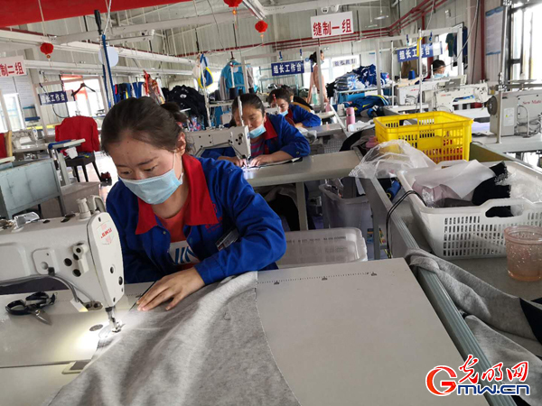 戈壁灘上唱響奮進(jìn)之歌 戈壁灘上唱響奮進(jìn)之歌