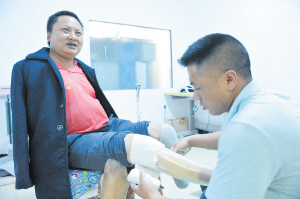 張順東到昆明更換義肢。 記者劉凱達攝