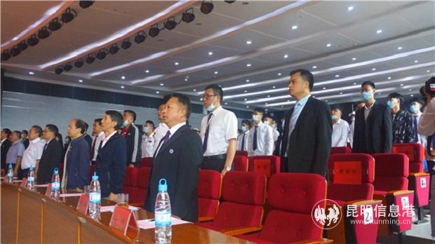 全體師生奏唱國歌。武莉 敏