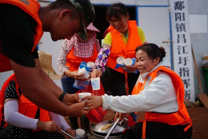 跳得了舞，搶得了險(xiǎn)！這絕對(duì)是“乘風(fēng)破浪的姐姐”！