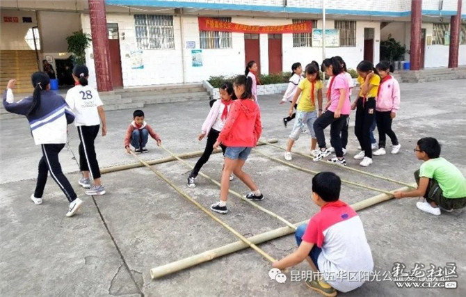 課間組織開(kāi)展彝族打跳活動(dòng) 課間組織開(kāi)展彝族打跳活動(dòng)