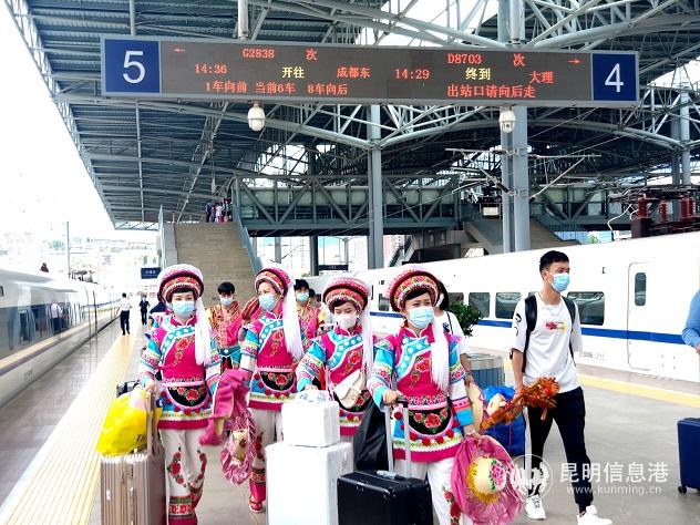 云南鐵路適時增加運(yùn)力，滿足暑期客流出行。供圖 通訊員鄧瑜 周濤 楊潔 段再宇 常婧