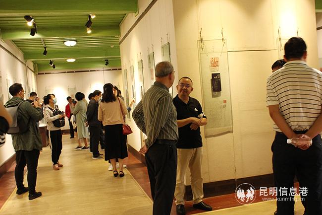 觀看展覽。記者孫紅亮攝