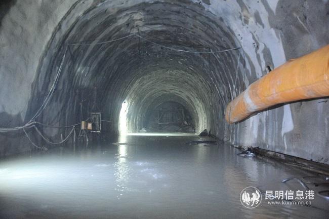 涌水淹到通達隧道掌子面 資料圖