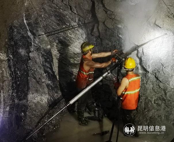 04中鐵五局施工人員在隧道內打鉆。何增旺 攝