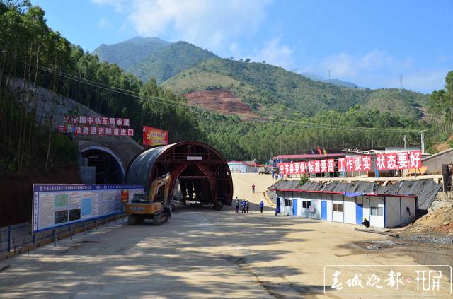 與高溫涌水搏斗1500多個日夜，中老鐵路全長11公里的通達(dá)隧道貫通