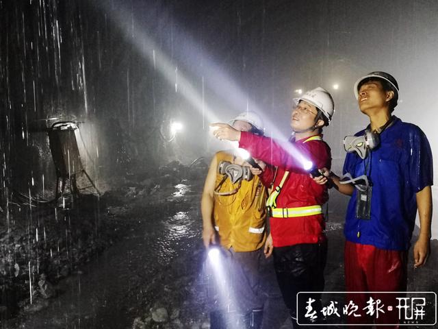 與高溫涌水搏斗1500多個日夜，中老鐵路全長11公里的通達(dá)隧道貫通