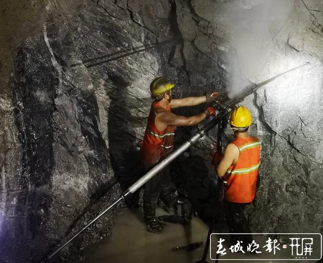 與高溫涌水搏斗1500多個日夜，中老鐵路全長11公里的通達(dá)隧道貫通