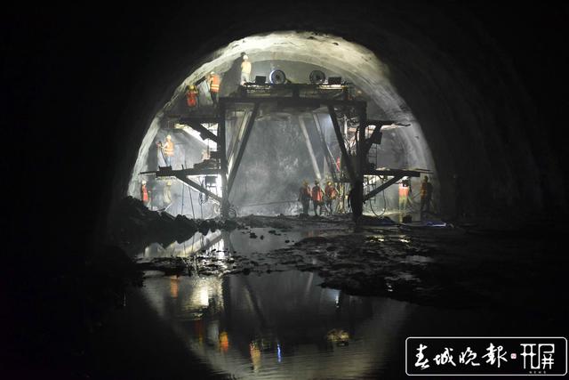 與高溫涌水搏斗1500多個日夜，中老鐵路全長11公里的通達(dá)隧道貫通