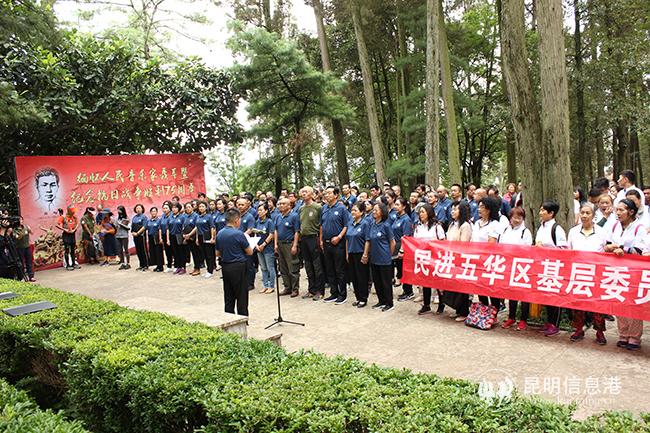 緬懷聶耳逝世85周年紀念日拜謁活動現(xiàn)場。記者孫紅亮攝