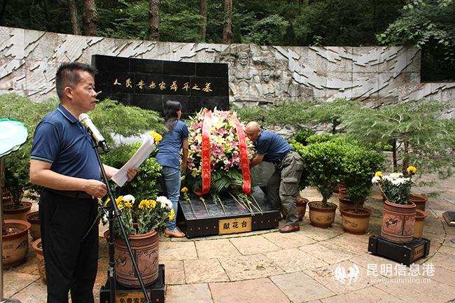 在聶耳墓前敬獻花籃。記者孫紅亮攝