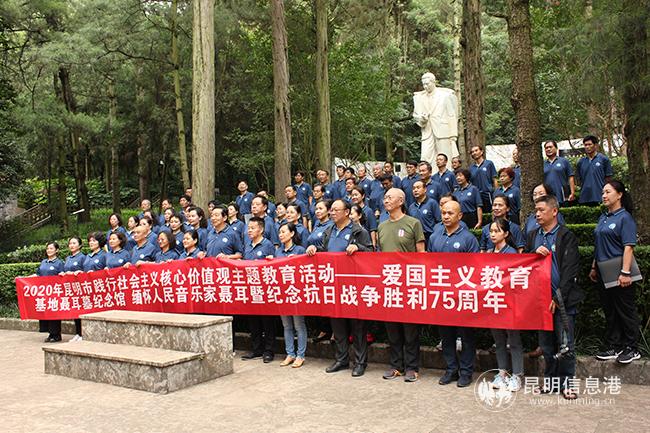 合影留念。記者孫紅亮攝