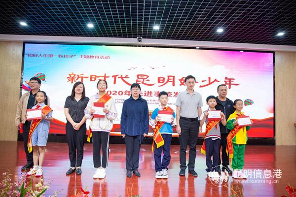 現(xiàn)場頒發(fā)榮譽證書。