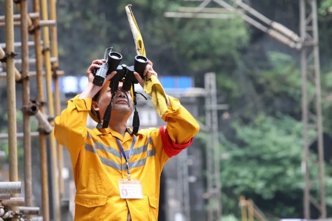 大雨來襲！兩位老兵徒步走進深山里