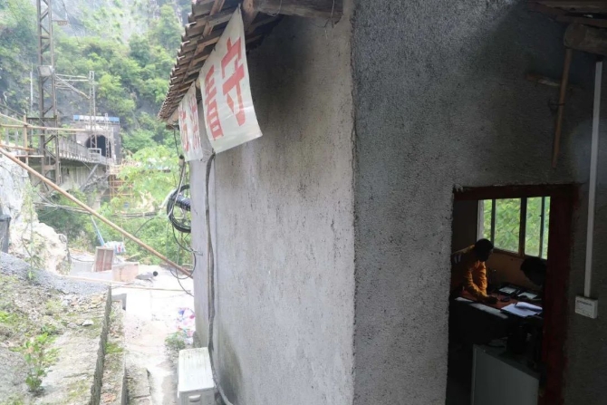 大雨來襲！兩位老兵徒步走進深山里